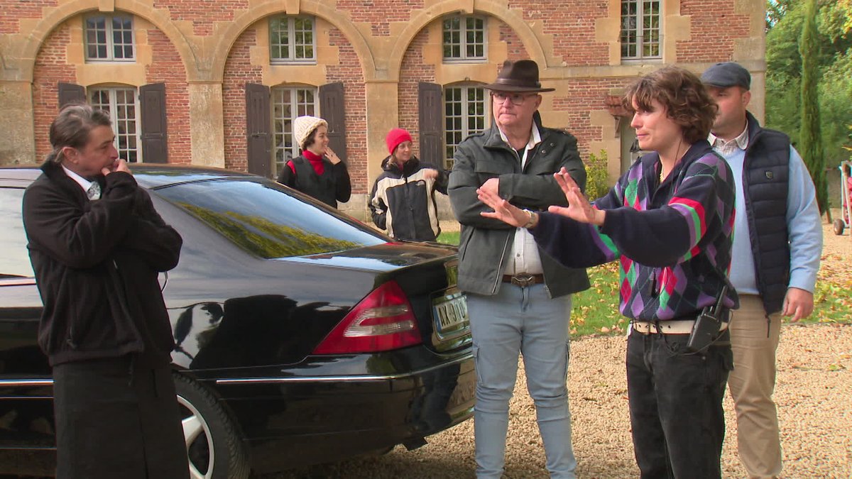 France3CA's tweet photo. Paroles de figurants : ils ont joué de riches chasseurs de sanglier devant un château, et racontent les coulisses #Lespeceexplosive #cinéma
> https://t.co/xuIoUHY628 https://t.co/Qdce5gZVH2