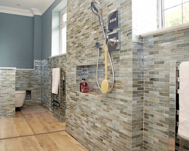 wetroomexperts's tweet image. Check out this spacious, infinity wetroom installed parallel to a freestanding bathtub, with the open area divided by a combined wall and shower screen. 

We love the creative use of the large space to make a unique showering experience 🎨