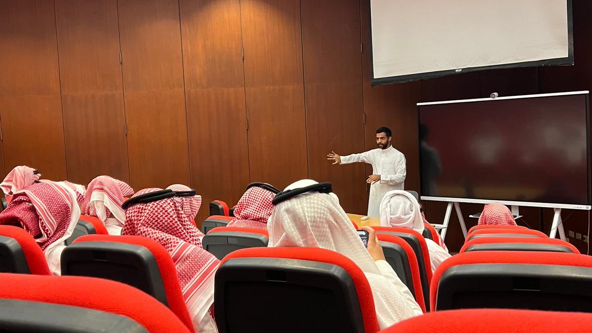 استقبل نادي الزيارات بـ #جامعة_الملك_فهد_للبترول_والمعادن اليوم الأربعاء مدرسة شمس الجزيرة الاهلية وذلك بعدد 25 طالب ومعلمين

حيث قام النادي بعمل عرض تعريفي بالجامعة في قاعة المكتبة المركزية عن الجامعة  وزيارة قسم نظم المعلومات وادارة العمليات وتلى ذلك وجبة الغداء في مطعم الطلاب