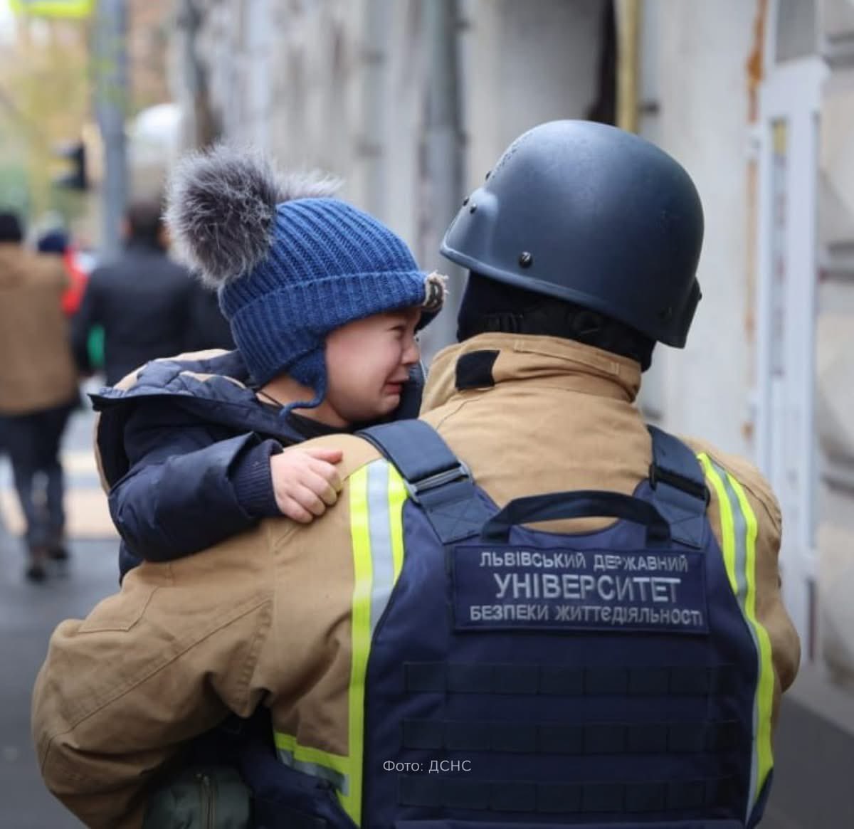 UKRinFRA's tweet photo. La barbarie russe n’a pas de limites.
Une frappe directe contre un jardin d’enfants à Kharkiv a fait un mort et sept blessés. La Russie devient de plus en plus insolente, crachant au visage de tous ceux qui veulent la paix. Les terroristes ne peuvent être arrêtés que par la force https://t.co/tB9709JnZF