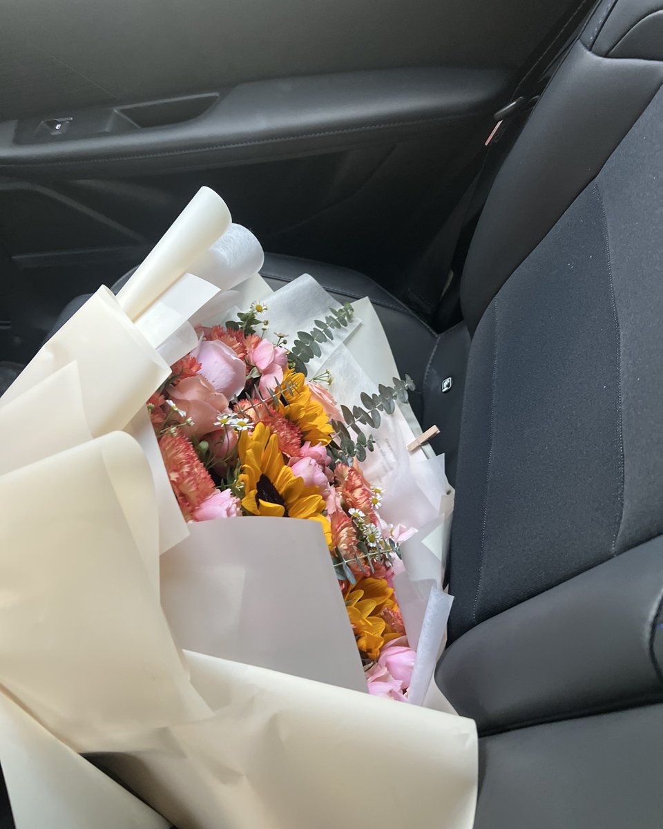 ในมือของฉันนั้นมีดอกไม้

#ohmsarit