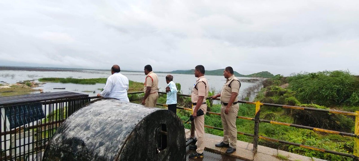 prakasam_police's tweet photo. అధిక వర్షాల కారణంగా పొంగిపొర్లుతున్న వాగులు, కాలువలు, చెరువుల వద్ద బందోబస్తు నిర్వహిస్తున్న ప్రకాశం పోలీసులు లోతట్టు ప్రాంతాల ప్రజలను అప్రమత్తం చేసి, ఎటువంటి అవాంఛనీయ ఘటనలు జరగకుండా చర్యలు చేపడుతున్నారు.
#Disaster #SafetyFirst #ModernPolicing #Leadership #PrakasamPolice #APDGP https://t.co/06j523XRuD