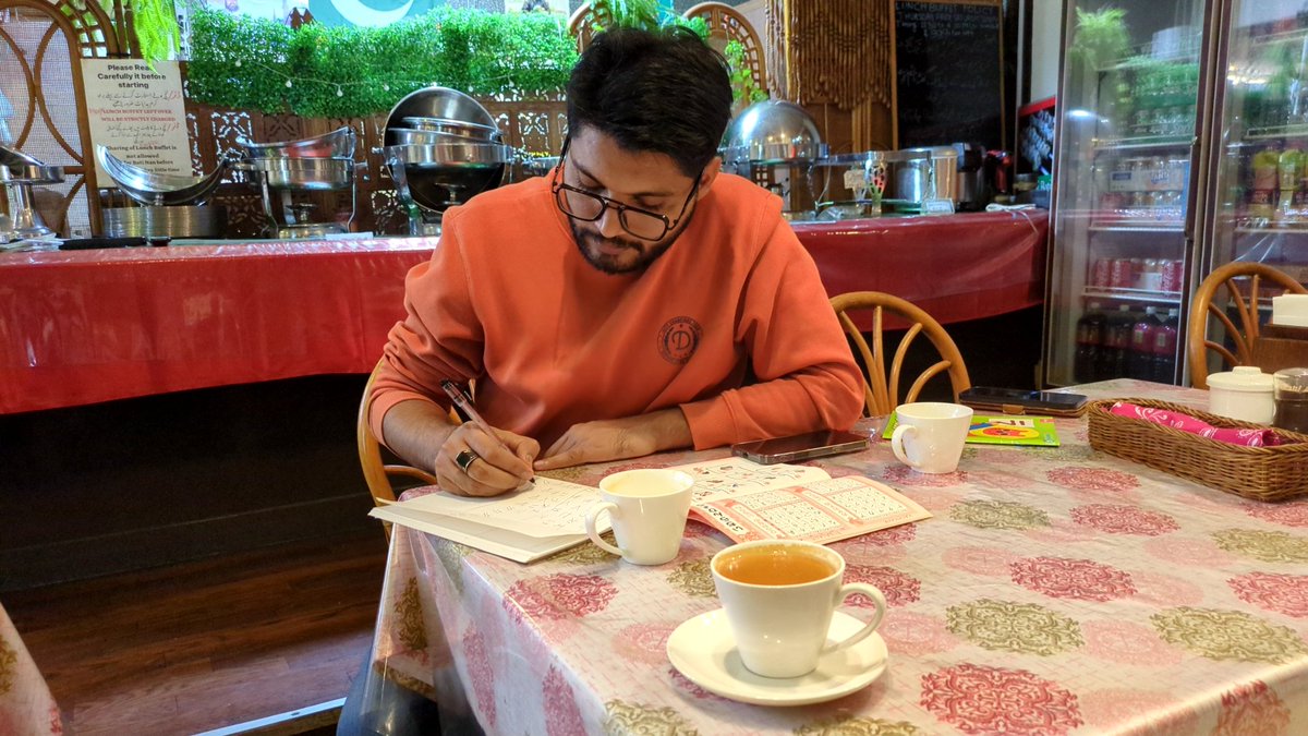 タヒルさんとドゥーパティ。ひらがな練習中✏️