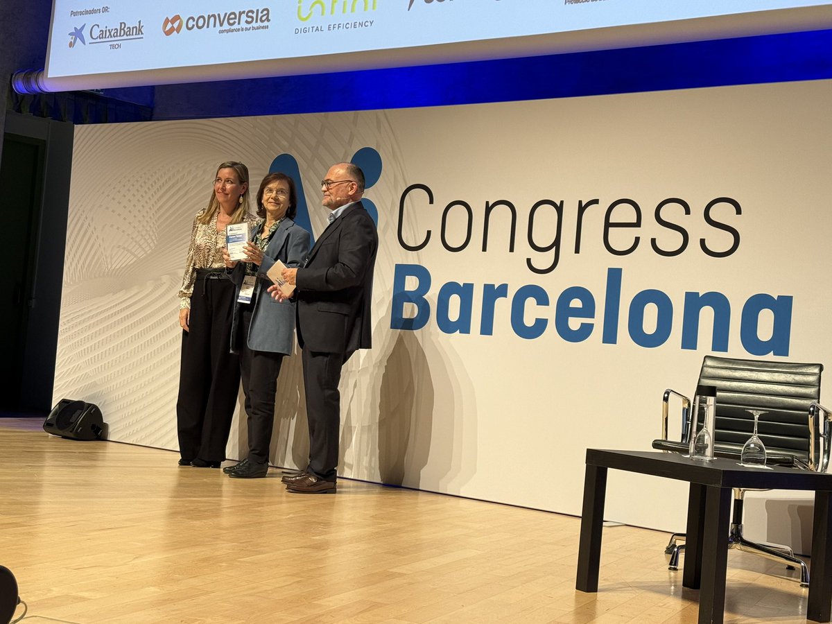 dmarcop's tweet image. Sessió institucional amb @mariagalindogd i @DanielAltimiras i reconeixemrnt a @CarmeTorras_ROB per la seva trajectoris professional.
Per una IA Catalana, sostenible, inclusiva i amb valors que contribueixi a la soberania tecnològica europea
@CIDAI_eu @tic @IRI_robotics