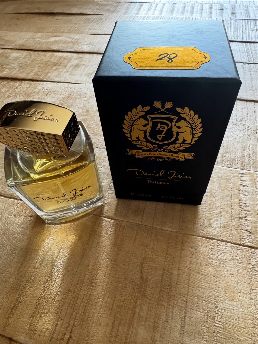 ArturoGCampos's tweet photo. 28 es la nueva obra de @DANIELJOSIER. (28 son los años que lleva enamorado). Y el hijo de puta ha vuelto a hacer historia. Comienza como empieza el amor, con olor a gominolas y felicidad. Y se posa en un perfume bonito, discreto, cálido, seguro, duradero... Obra maestra https://t.co/NSUkoLCBVJ