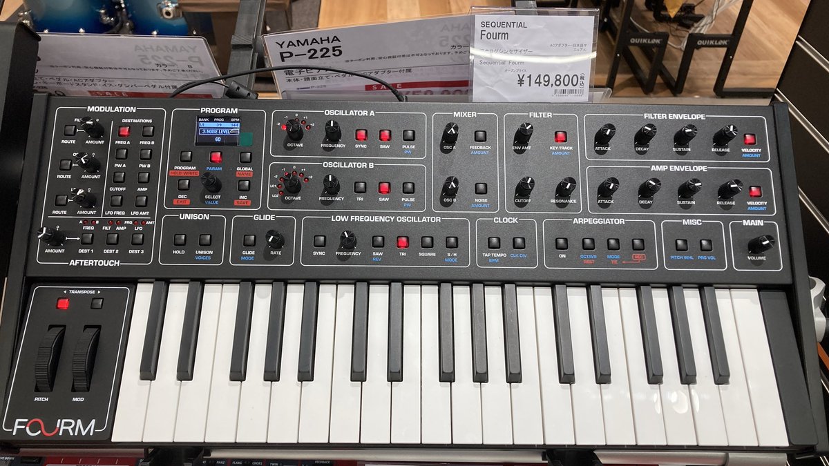 technotrain's tweet image. 島村楽器にあったので早速触ってみた。（TR-1000は無かった💦）
鉄板パネル（多分、サイドはプラかな）でつまみのトルクも重く、しっかりして全然安っぽさは感じない。鍵盤も軽すぎず重すぎず弾きやすい。（続）
#sequential #fourm