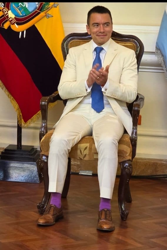 Te dijo q lo han envenado

Te dijo q le han hecho atentado 

Te dijo q no te iba a subir combustibles 

Te dijo q iba haber empleo, educación, salud 

Te dijo q el alza del IVA era pa combatir la delincuencia

Te dijo q con la consulta se acabaría la delincuencia😁🤡