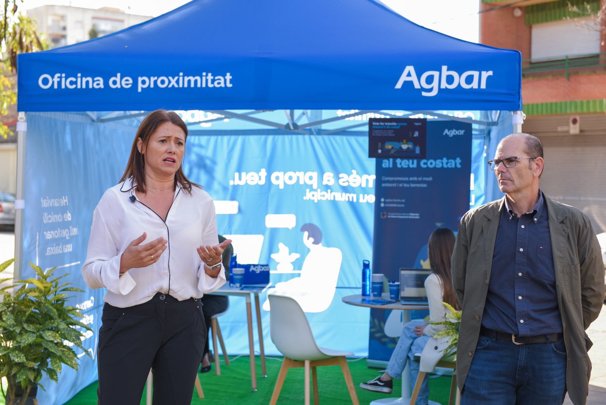 Veolia_Cat's tweet photo. 💧 Amb @granollers activem, de manera pilot, la nostra primera oficina de proximitat en el marc del programa d’activitats municipals Octubre +Gran.

📍 L’oficina ha esdevingut un espai d’atenció on resoldre tràmits, consultes sobre el servei, i un punt informatiu per impulsar el coneixement i l’aprenentatge en l’ús dels nostres canals digitals. 

👥 Des del consistori es valora molt positivament aquest nou model d’atenció de proximitat que situa les persones al centre, amb la voluntat d’oferir un servei més accessible i adaptat a les necessitats de la ciutadania.
