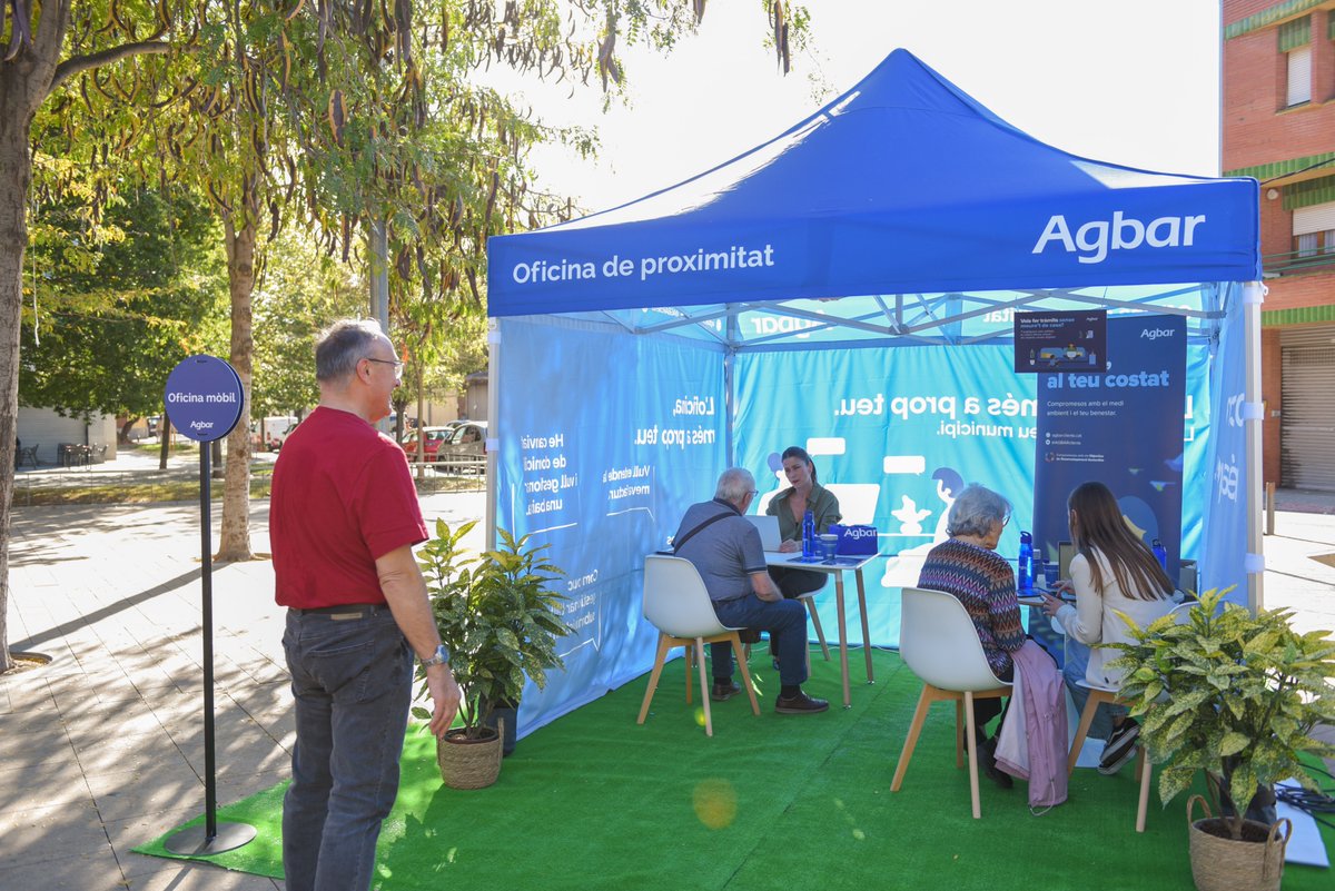 Veolia_Cat's tweet photo. 💧 Amb @granollers activem, de manera pilot, la nostra primera oficina de proximitat en el marc del programa d’activitats municipals Octubre +Gran.

📍 L’oficina ha esdevingut un espai d’atenció on resoldre tràmits, consultes sobre el servei, i un punt informatiu per impulsar el coneixement i l’aprenentatge en l’ús dels nostres canals digitals. 

👥 Des del consistori es valora molt positivament aquest nou model d’atenció de proximitat que situa les persones al centre, amb la voluntat d’oferir un servei més accessible i adaptat a les necessitats de la ciutadania.