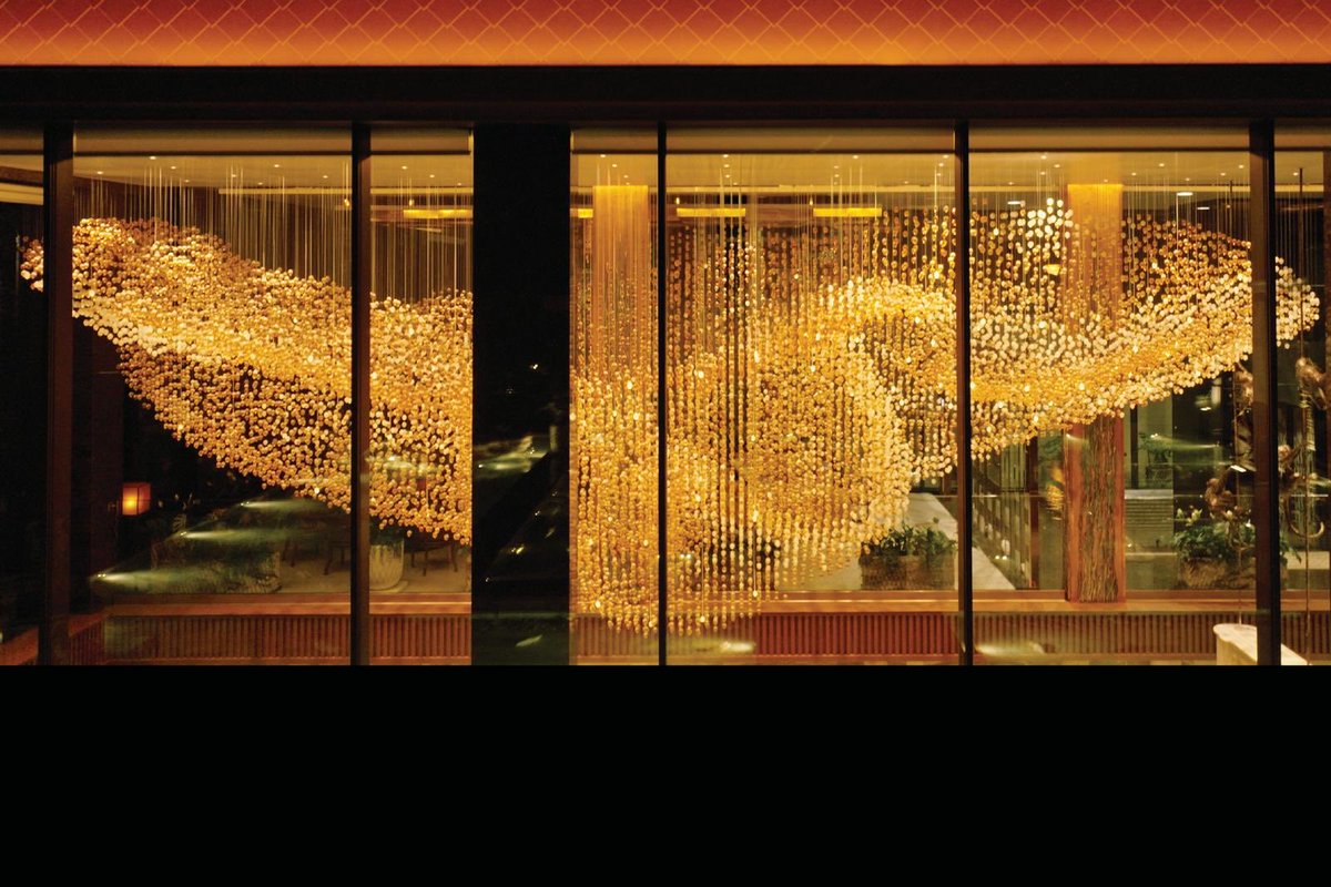 George_Singer's tweet photo. Lua — a suspended light sculpture capturing the movement of silk. Made from 20,000 hand-painted glass spheres, it merges digital innovation and craftsmanship to express a new form of contemporary beauty. #LightingDesign #ArtAndTechnology https://t.co/BNM7HIk8ZL