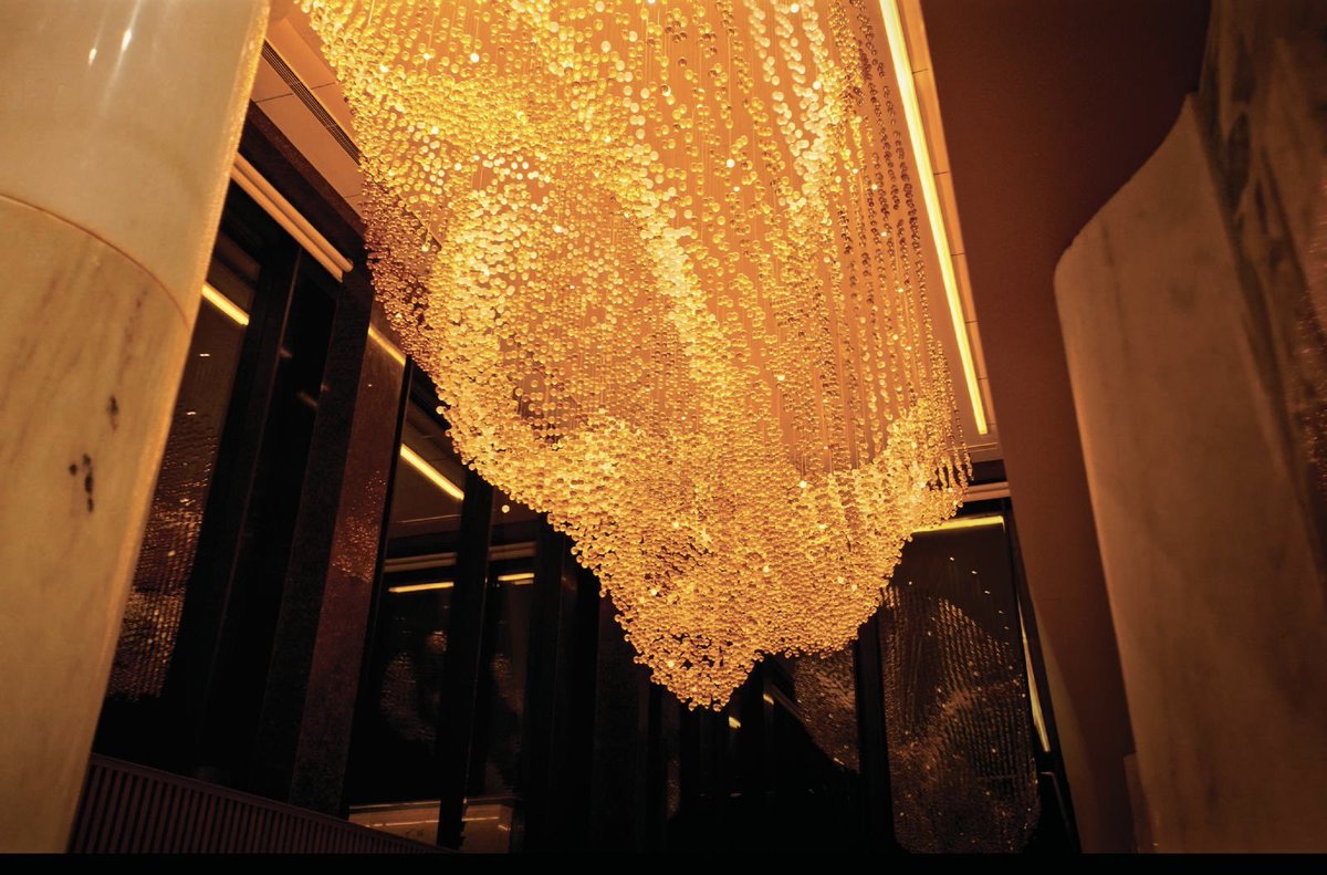 George_Singer's tweet photo. Lua — a suspended light sculpture capturing the movement of silk. Made from 20,000 hand-painted glass spheres, it merges digital innovation and craftsmanship to express a new form of contemporary beauty. #LightingDesign #ArtAndTechnology https://t.co/BNM7HIk8ZL