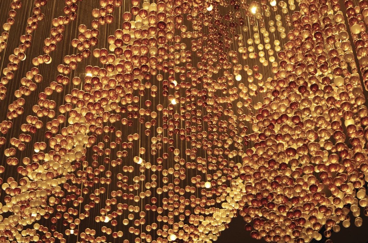 George_Singer's tweet photo. Lua — a suspended light sculpture capturing the movement of silk. Made from 20,000 hand-painted glass spheres, it merges digital innovation and craftsmanship to express a new form of contemporary beauty. #LightingDesign #ArtAndTechnology https://t.co/BNM7HIk8ZL