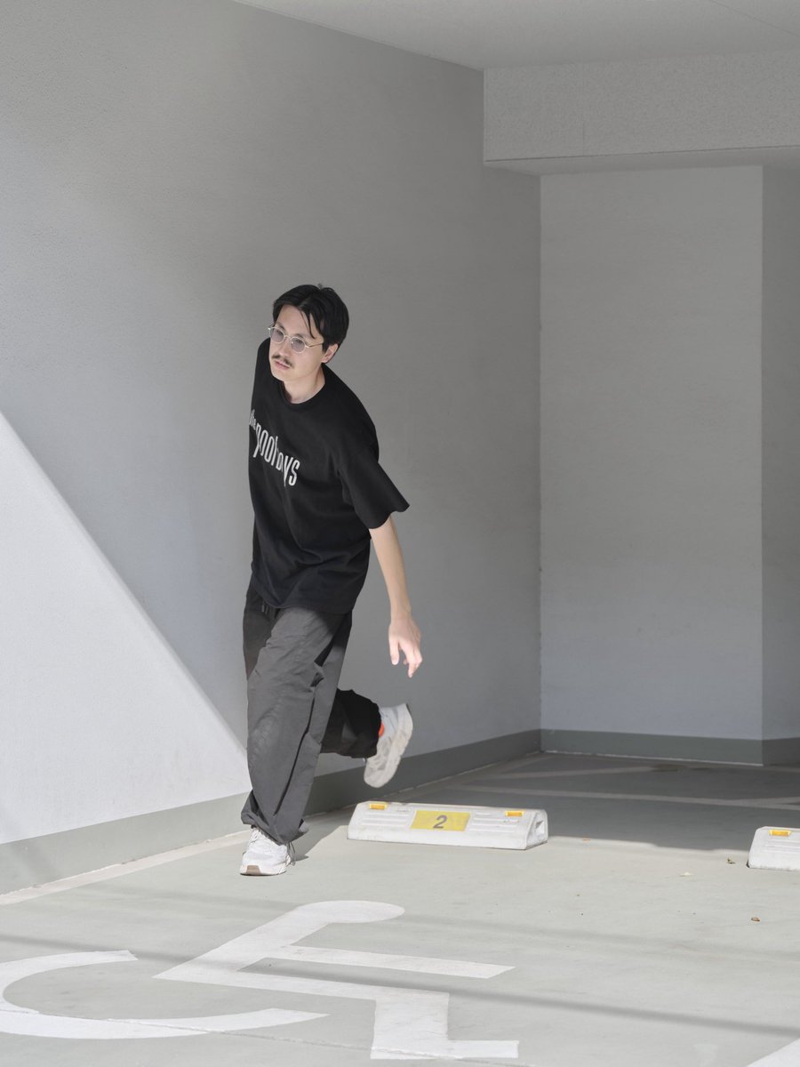 グラフィックデザイナーの佐々木俊さん、および音楽家のSIKK-Oのアーティスト写真を撮影しました。同じ場所で、静と動の2パターン。