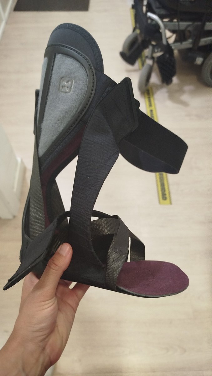 miranda_fisio's tweet image. 🤔¿Conoces para qué se utiliza esta férula? Es una férula para estabilizar la posición del pie en neutro en pacientes con espasticidad como pacientes de parálisis cerebral y de esta manera, permitir una mejor posición del pie en la marcha. 

#fisioterapia #fisio #férula #órtesis