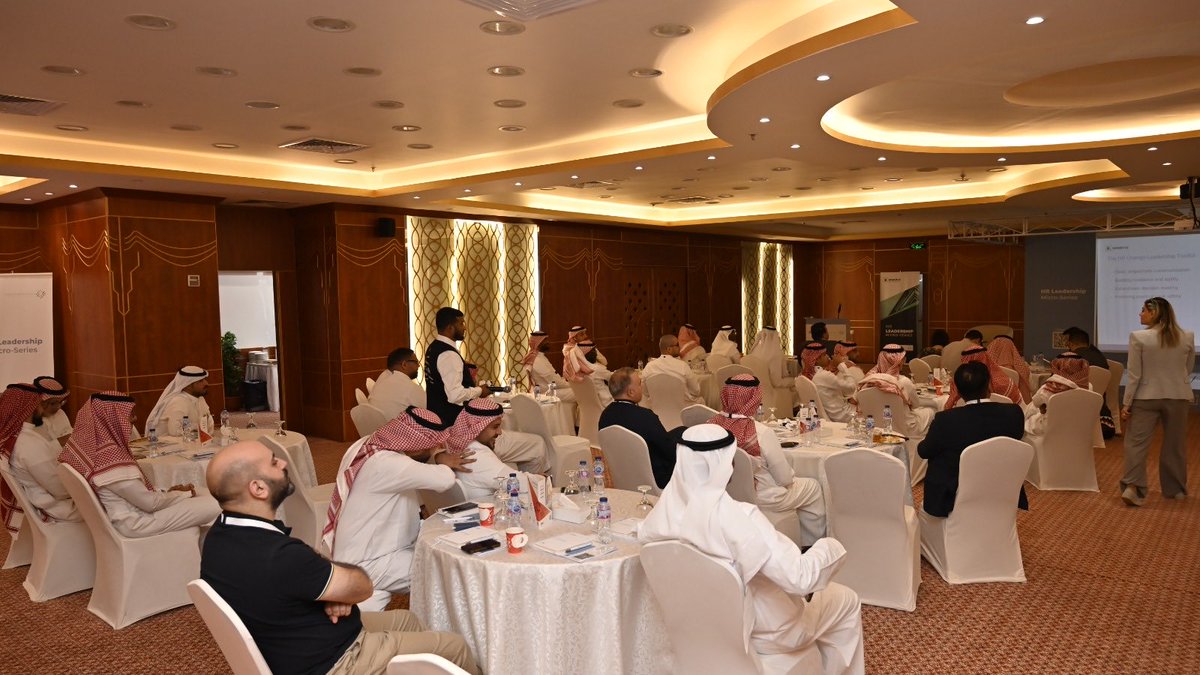 في #المدينة_المنورة المنوّرة بدأ شيء مختلف…
لم يكن ورشة بل لحظة وعي أعادت تعريف قيادة الموارد البشرية.

في HR Leadership – Micro-Series Masterclass
اجتمع قادة من مختلف القطاعات على قناعة أن القيادة تبدأ من الإنسان لا من المسمّى.

ومن المدين بدأنا نكتب فصلًا جديدًا في قصة الـ HR