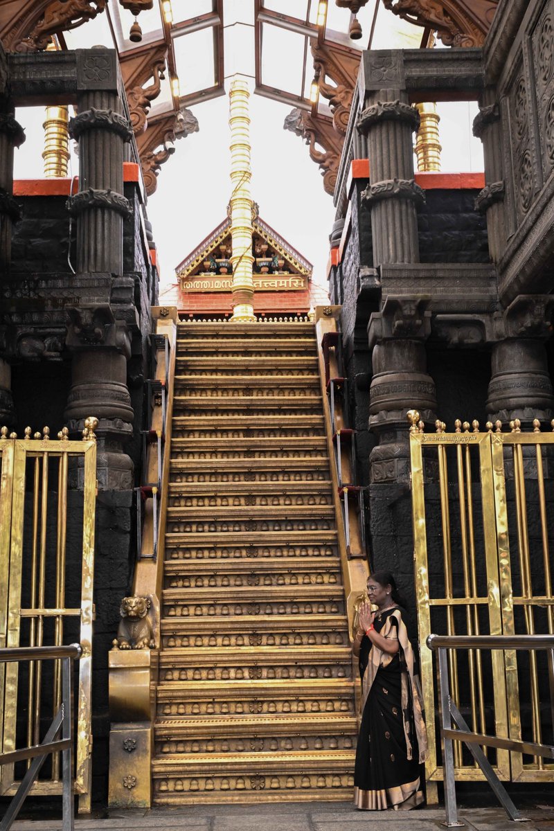 AHindinews's tweet image. राष्ट्रपति द्रौपदी मुर्मू ने आज केरल के सबरीमाला मंदिर में दर्शन और पूजा की।

(तस्वीरें: भारत के राष्ट्रपति/X)