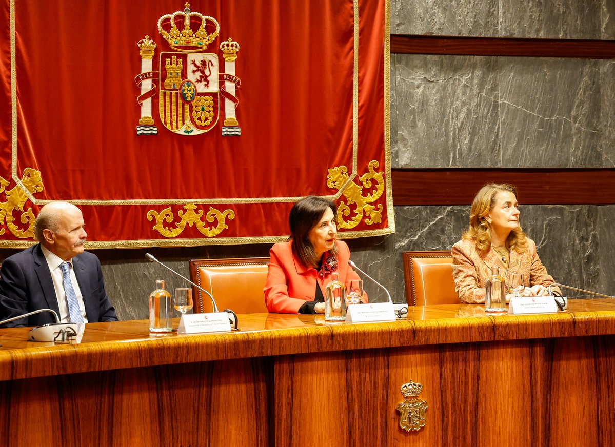 Defensagob's tweet image. ⚖️ 'X Jornadas sobre Jurisdicción Militar', foro que analiza retos y avances del derecho español.
🎙️ Robles: "Felicidades por lo que representan, por su carácter garantista y por su esfuerzo para agilizar la tramitación porque, detrás de cada expediente, hay un ser humano".