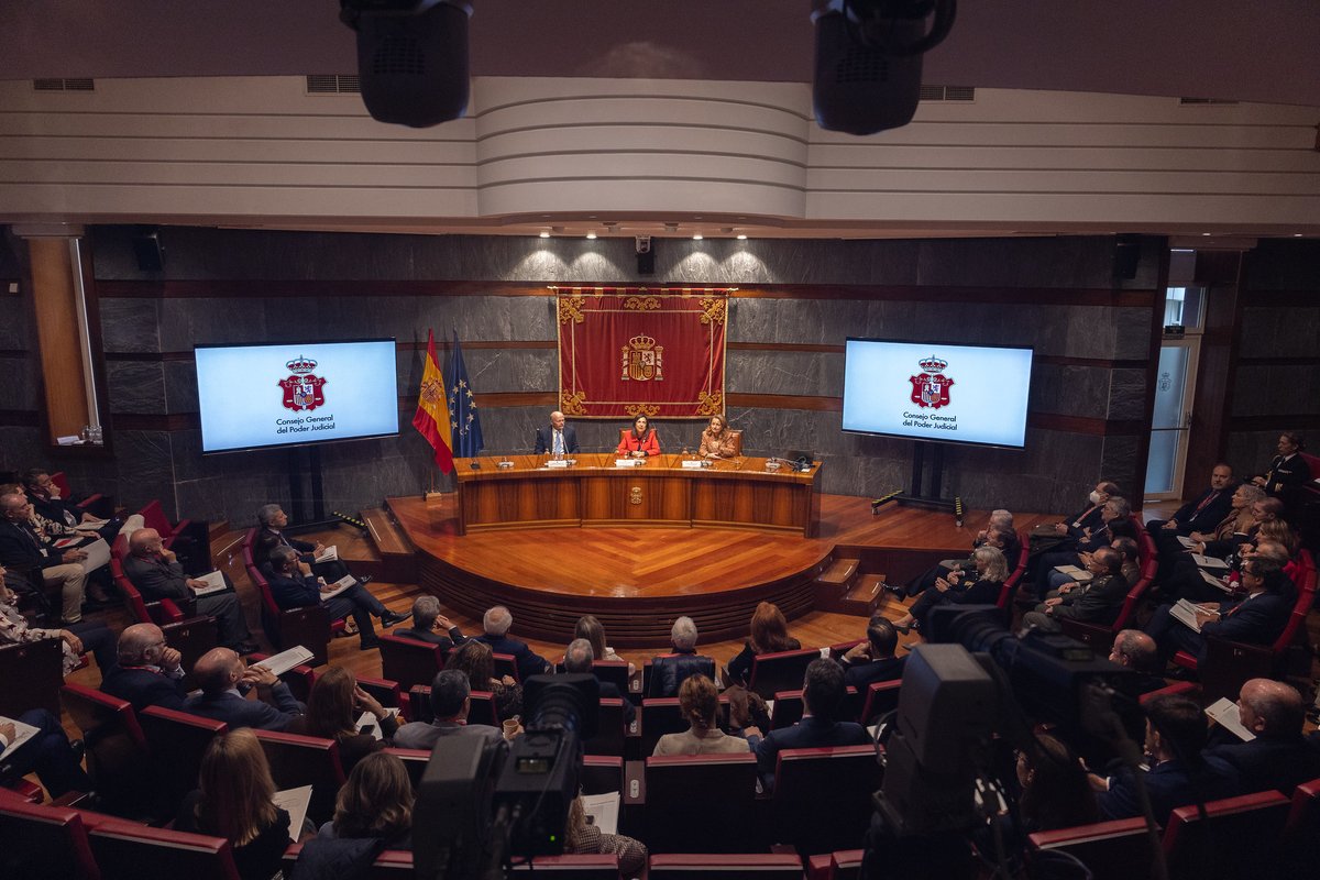 Defensagob's tweet image. ⚖️ 'X Jornadas sobre Jurisdicción Militar', foro que analiza retos y avances del derecho español.
🎙️ Robles: "Felicidades por lo que representan, por su carácter garantista y por su esfuerzo para agilizar la tramitación porque, detrás de cada expediente, hay un ser humano".