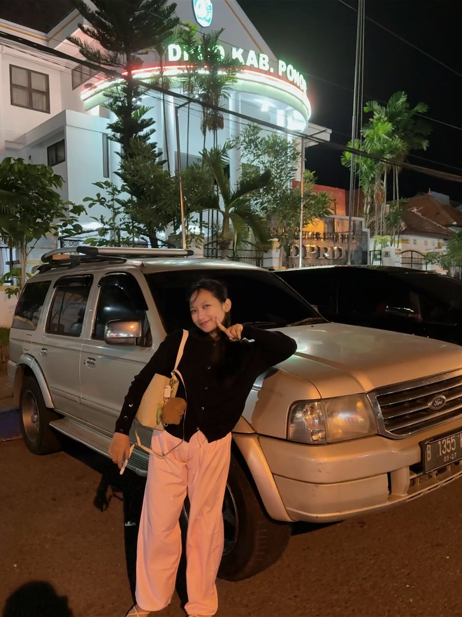 klo lagi jalan jalan selalu di fotoin dan berpose seperti ini, lucu bgt
terimakasih, sudah mengganti dokumentasi masa kecil ku yang sangat amat sedikit ❤️