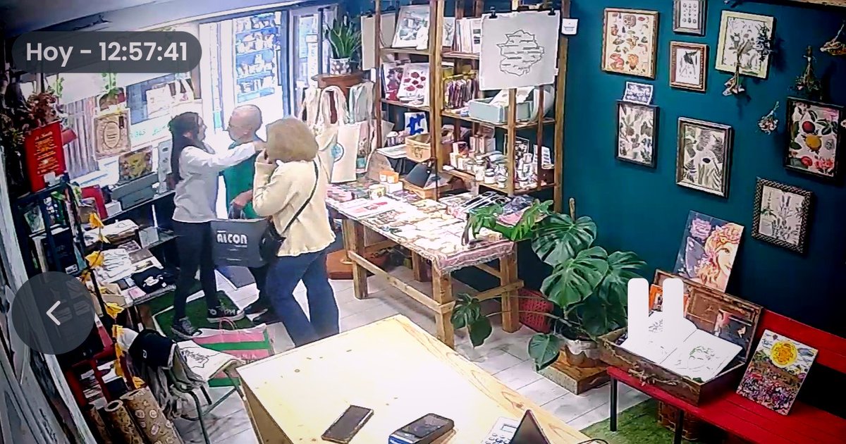 Diario de una librera:
La mujer que me abraza nació aquí, en Plasencia, en el año 1934. Su padre fue obligado a trabajar construyendo el Valle de los Caídos, ella se marchó a Washington con su madre. Es la primera vez que vuelve.
La vida son historias que ocurren entre libros ❤️