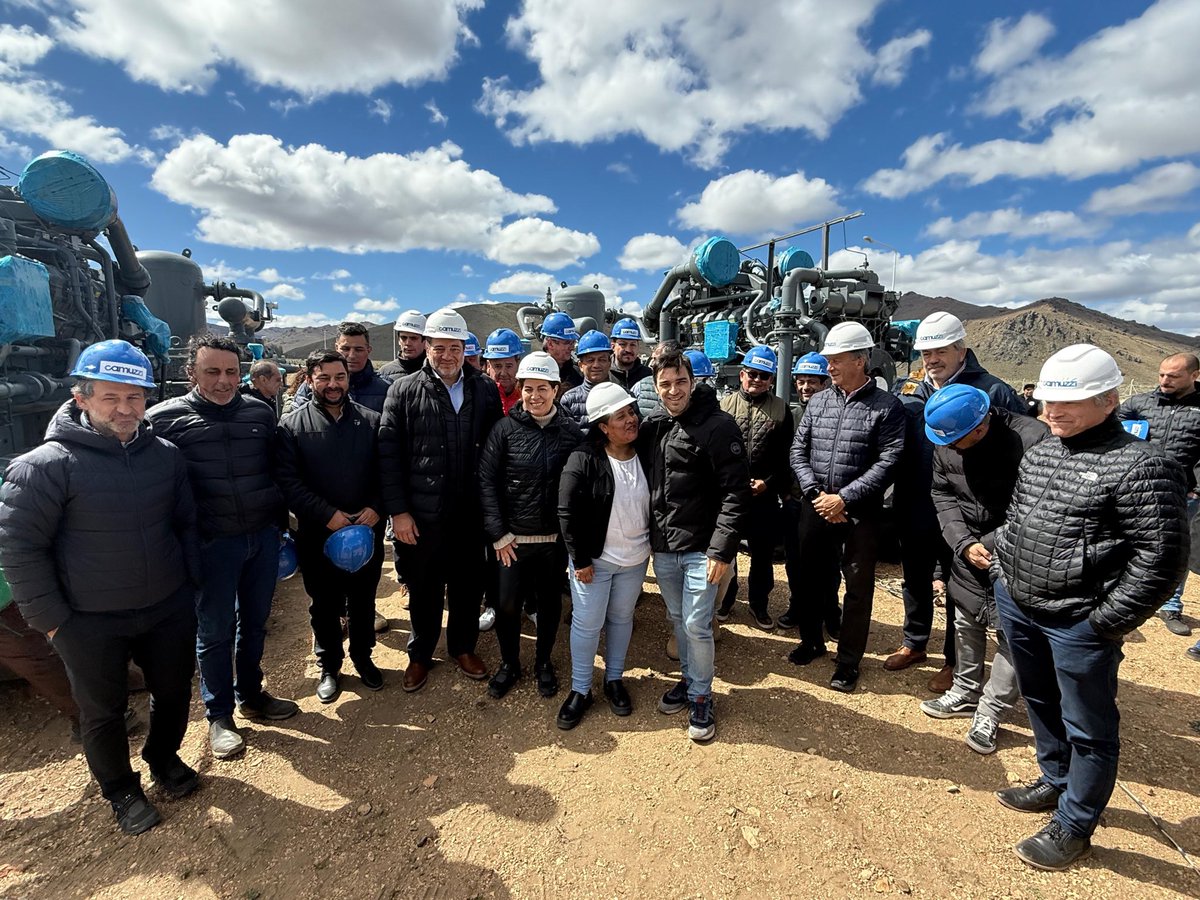 PUESTA EN MARCHA DEL GASODUCTO QUE VINCULA LOS GASODUCTOS SAN MARTÍN Y PATAGÓNICO

Después de muchos años de abandono y promesas incumplidas quedó habilitada la conexión entre los gasoductos San Martín y Patagónico.

En Gobernador Costa, junto a <a href="/AnaClaraRomer/">Ana Clara Romero</a> acompañé al