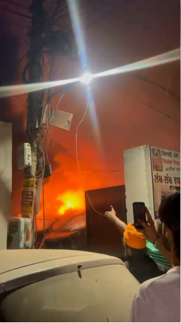 BalinderZee's tweet photo. A massive fire broke out in 3 parked cars in Patiala,  , fire department official says fire was caused by fireworks, no casualties were reported
#newsindia24x7 #balindersingh #fire #patiala https://t.co/wnXnnl9K8x