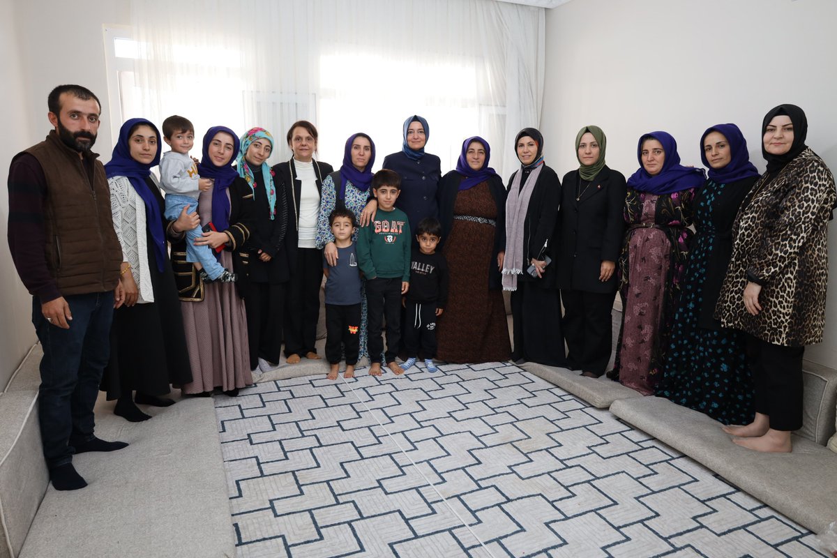 📍Şanlıurfa

İzmir Balçova’daki karakol saldırısında şehit düşen Polis Memuru Ömer Amilağ’ın kıymetli ailesini ziyaret ettik.

Babası Mahmut amcaya, annesi Fatma teyzeye başsağlığı diledik.

Vatanımız uğruna canını feda eden kahraman şehidimizin emaneti, bizlerin de emanetidir.