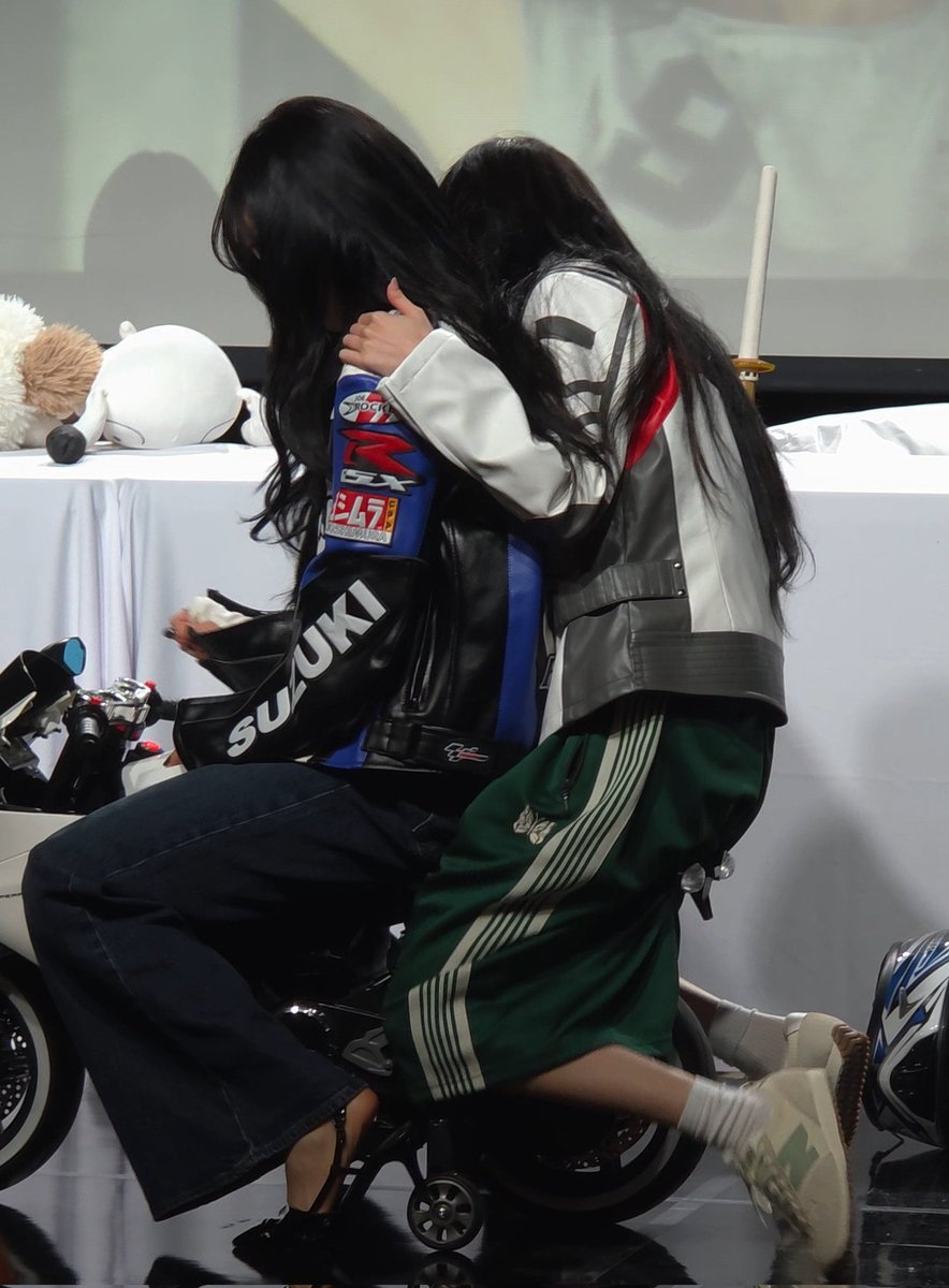soshirevelae's tweet image. jiminjeong riding the motorbike toy together 😭
