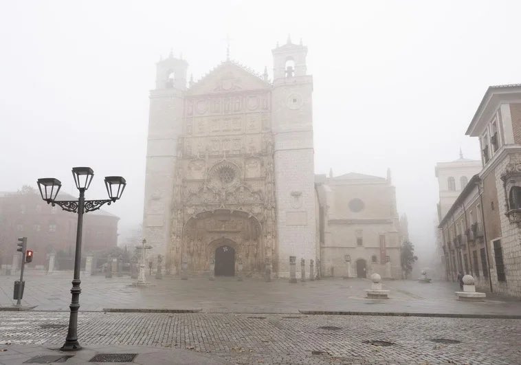 _pitingo_'s tweet photo. Valladolid X Niebla = Aura https://t.co/5aHHcdP8ea