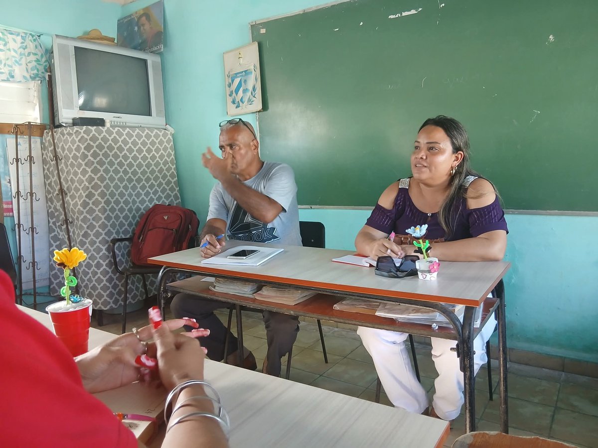 misleydisgo's tweet image. En aras de fortalecer la participación y movilización popular sostuvimos un intercambio con los delegados del Consejo Popular 3 Alturas de Buena Vista #LasTunas.
#PoderPopular 
#SíSePuede
