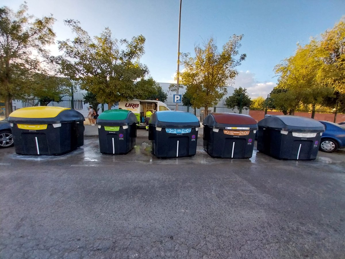 💦🧹Trabajamos en la limpieza de los contenedores

Tu colaboración también es importante: 
✔️Separa en casa
✔️Cierra la bolsa
✔️Deposita dentro del contenedor que corresponda

#cuidemosSevilla ♻️
<a href="/Ayto_Sevilla/">Ayuntamiento de Sevilla</a> <a href="/eveliarincon/">Evelia Rincón</a>