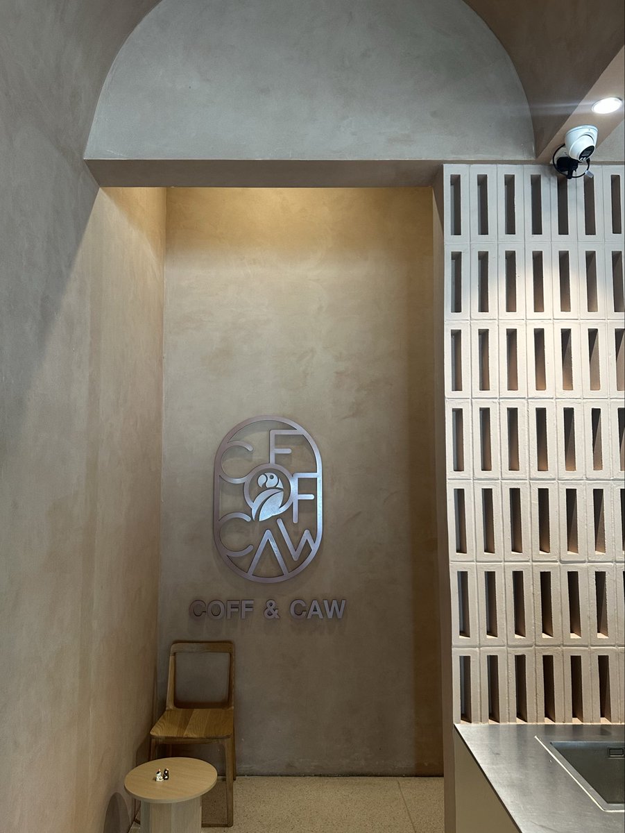 savagosomewhere's tweet photo. Coff &amp; Caw | ถนนราชพฤกษ์ ตลิ่งชัน กทม. 
🍃🥤คาเฟ่โทนอุ่น��ี่มีเสียงนกร้องเป็นซาวด์ประกอบ เสิร์ฟกาแฟดี ๆ ในบรรยากาศกึ่งเรือนกระจกที่แสงธรรมชาติลอดเข้ามา 🦜จุดเด่นคือกรงนกมาคอร์เฟรมกระจกขนาดใหญ่ให้ชมเพลิน ๆ กาแฟรสบาลานซ์ เหมาะกับจังหวะช้า ๆ ของวันชิล ๆ @aroii #รีวิวคาเฟ่ https://t.co/Hb3DSJQGpi