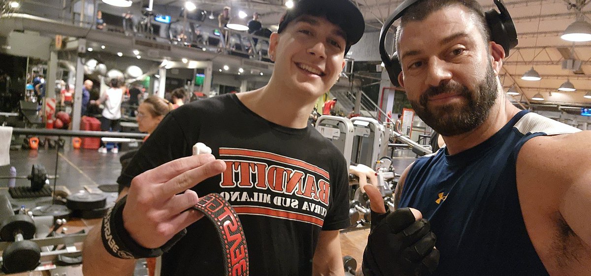 Ayer estaba entrenando en el Gym (llenisimo) y de repente leo BANDITI CURVA SUR MILANO!
Voy corriendo a hablarle, es un Milanista q está estudiando en Argentina x unos meses. Enseguida fuimos fratelli!
Bienvenido Riccardo!