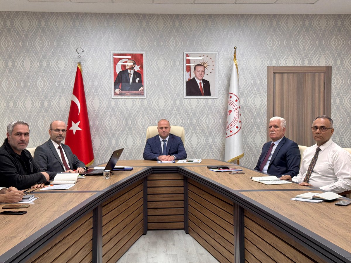 Diyarbakirmem's tweet photo. İl Millî Eğitim Müdürümüz Sn. Salih Sadoğlu başkanlığında, İnşaat Şube Birimimizin yöneticileri ve personeliyle bir araya gelinerek bir değerlendirme toplantısı gerçekleştirildi.

Toplantıda, eğitim yatırımları, okul bakım-onarım çalışmaları ve devam eden projeler üzerine kapsamlı istişarelerde bulunuldu.

@tcmeb @Yusuf__Tekin 
@vali_zorluoglu @sadoglu_salih