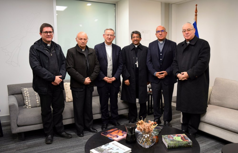 Comité Permanente Conferencia Episcopal de Chile se reunirá con el Papa León XIV

Los obispos de <a href="/episcopado_cl/">Conferencia Episcopal Chile</a> serán recibidos en audiencia privada por el Papa el lunes 27 de octubre. iglesia.cl/49353-comite-p… 

📷 Comité Permanente CECh junto a Nuncio Kurian Mathew Vayalunkal
