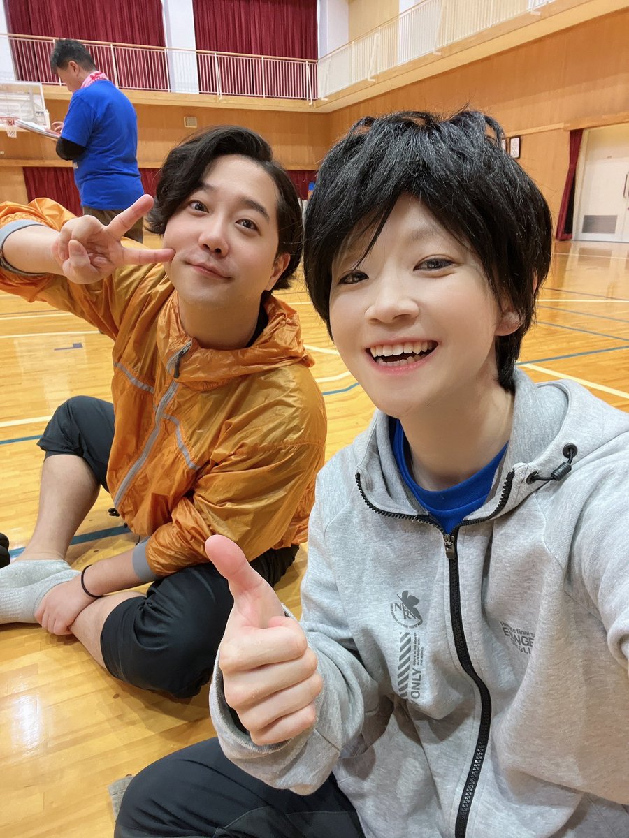 higashisayaka's tweet photo. 今日は京都府の加悦中学校さんでノートルダム物語、上演でした〜🔔

ノリが良い生徒さん���で楽しかった🙌✨
ご観劇いただき有難うございました！

カジモド役のニッキー@taroiangle とフィーバス役のアトム＠Tempest_Atomu と📸

宿に移動する時に綺麗な夕焼けを拝むことができました🌆
明日もしっかり顔晴ります🔥