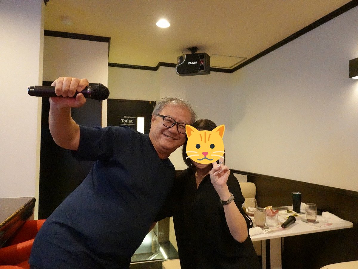 kuni_official's tweet photo. 焼肉の後、#スナックYOU でカラオケを楽しんでると、カッコいい #JCOB が登場！
この付近は彼の縄張りで、#美人ママ と歌って踊って、、、そして明日は忙しいからと、あっという間に #タクシー で去ってしまいました。
そして僕はこのあと濃密な #日立 の夜を・・・
#茨城 #スナック #カラオケ #歓楽街 https://t.co/QhKbtDQ86Q