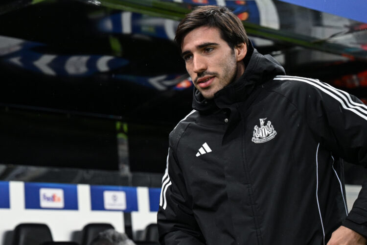 ⚫️⚪️🚨 كريغ هوب : "ساندرو تونالي مدّد عقده مع نيوكاسل يونايتد خلال فترة إيقافه بسبب قضية المراهنات ، كان من المقرّر أن ينتهي عقد اللاعب في عام 2028 ، لكن عقده الآن سيمتد حتى 2029 ، مع خيار للنادي للتمديد حتى 2030 ، المايسترو الإيطالي سيبقى في نيوكاسل لمدة 5 سنوات" .. #NUFC