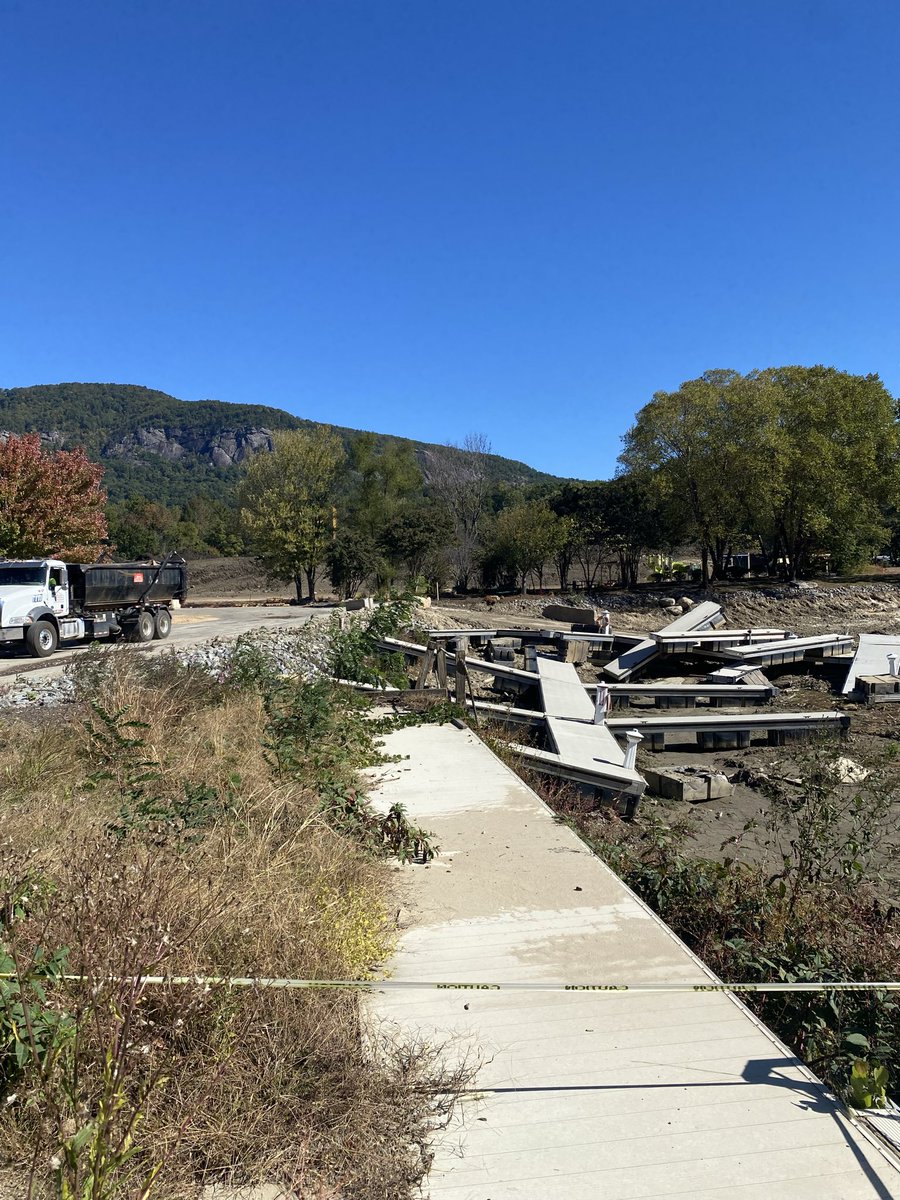 JimPopa16's tweet photo. This used to be the town’s pride:
➡️ Lake Lure Beach
➡️ Boat tours, family trips, Dirty Dancing nostalgia

Now? A dry crater.
🔒 Fenced off
⚠️ Mud and tire tracks instead of water
💔 Closed “until further notice” https://t.co/FYaick6X1l