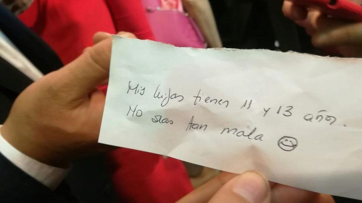 rusosnith's tweet image. Cuando Caputo si iba al congreso cuando lo citaban, en 2018, fue a intentar explicar sus offshores (no lo hizo) y al ser interpelado por Cerruti le mandó un papelito en el que pedia que no se metan con sus hijos... a los cuales hoy metió en el gobierno sin contarnos. Mira vos