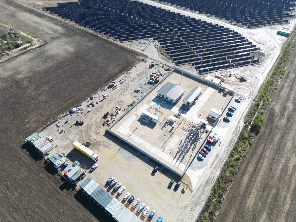 dri_energy's tweet photo. Progress continues in Romania. ☀️The 126MW Vacaresti #solarpark is moving steadily closer to energisation and the first injection of clean power into the national grid. 

✅ Our teams have now completed the key infrastructure components, including the solar field, substation, and 110kV cable route, in close collaboration with local authorities. 

Vacaresti solar park is our largest construction project to date. Once commissioned, it will become our fourth operational asset in #Romania, expanding our operational capacity to nearly 300MW and strengthening our contribution to the country’s energy transition. 

Discover more about our #renewableenergy and #batterystorage projects across Europe ➡️https://t.co/0l9zqPZ28o