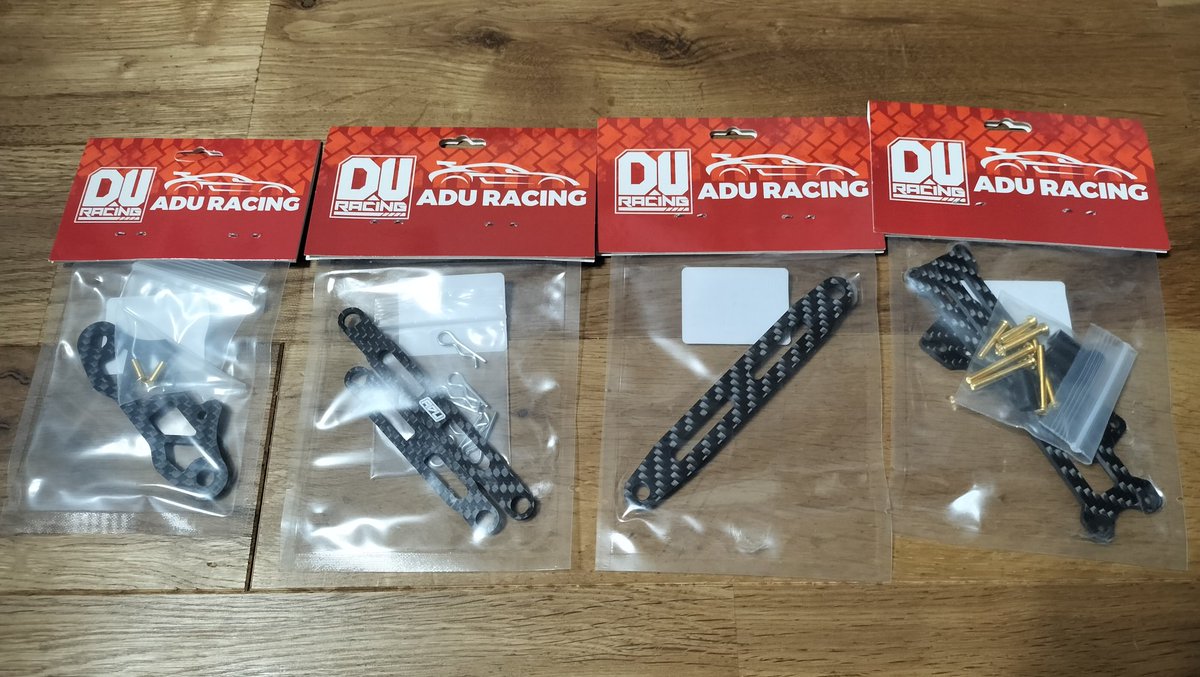 airacomet_p59rc's tweet image. #foxhound のオプション到着〜
分割式アッパーデッキが精悍…！

アルミシャーシで十分な剛性はあるんだろうけど、やっぱ見た目やで♡⁠(⁠&amp;gt;⁠ ⁠ਊ⁠ ⁠&amp;lt;⁠)⁠♡

オプションのビスはゴールドなのがなんだかね…ww

あとはロングダンパーステーとかあれば最高なんやけどな〜

PTG2Rのがイケる？？