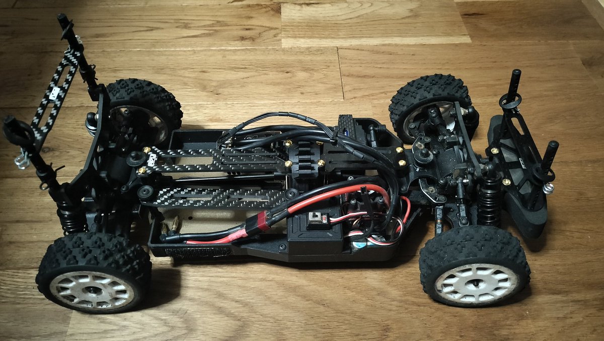 airacomet_p59rc's tweet image. #foxhound のオプション到着〜
分割式アッパーデッキが精悍…！

アルミシャーシで十分な剛性はあるんだろうけど、やっぱ見た目やで♡⁠(⁠&amp;gt;⁠ ⁠ਊ⁠ ⁠&amp;lt;⁠)⁠♡

オプションのビスはゴールドなのがなんだかね…ww

あとはロングダンパーステーとかあれば最高なんやけどな〜

PTG2Rのがイケる？？