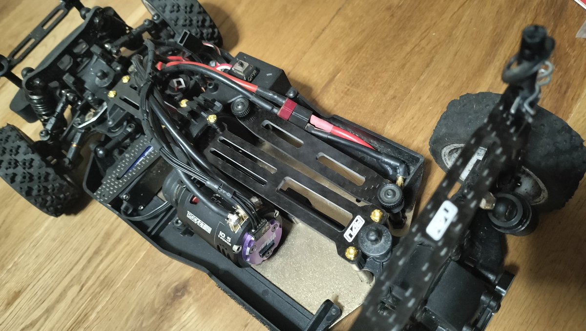 airacomet_p59rc's tweet image. #foxhound のオプション到着〜
分割式アッパーデッキが精悍…！

アルミシャーシで十分な剛性はあるんだろうけど、やっぱ見た目やで♡⁠(⁠&amp;gt;⁠ ⁠ਊ⁠ ⁠&amp;lt;⁠)⁠♡

オプションのビスはゴールドなのがなんだかね…ww

あとはロングダンパーステーとかあれば最高なんやけどな〜

PTG2Rのがイケる？？