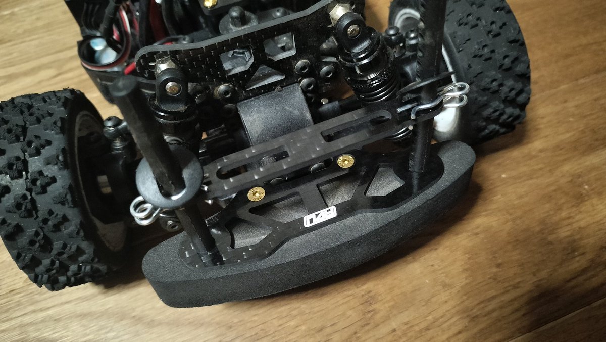 airacomet_p59rc's tweet image. #foxhound のオプション到着〜
分割式アッパーデッキが精悍…！

アルミシャーシで十分な剛性はあるんだろうけど、やっぱ見た目やで♡⁠(⁠&amp;gt;⁠ ⁠ਊ⁠ ⁠&amp;lt;⁠)⁠♡

オプションのビスはゴールドなのがなんだかね…ww

あとはロングダンパーステーとかあれば最高なんやけどな〜

PTG2Rのがイケる？？