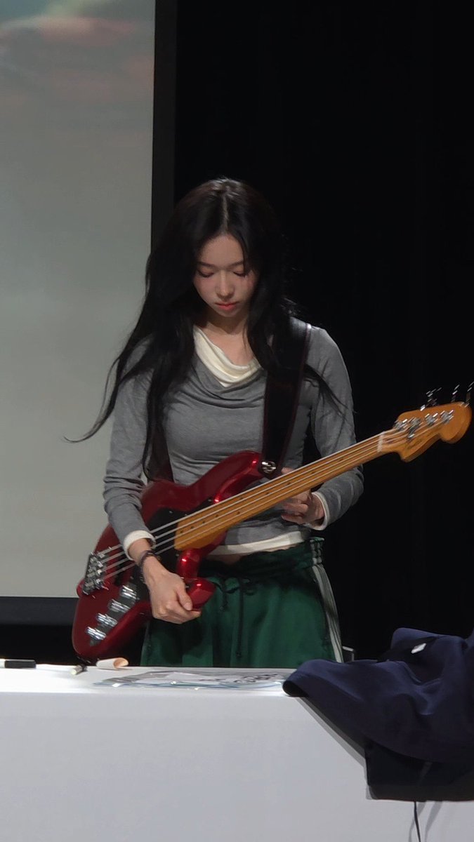 mjkmwntr's tweet image. WINTER holding a bass!!