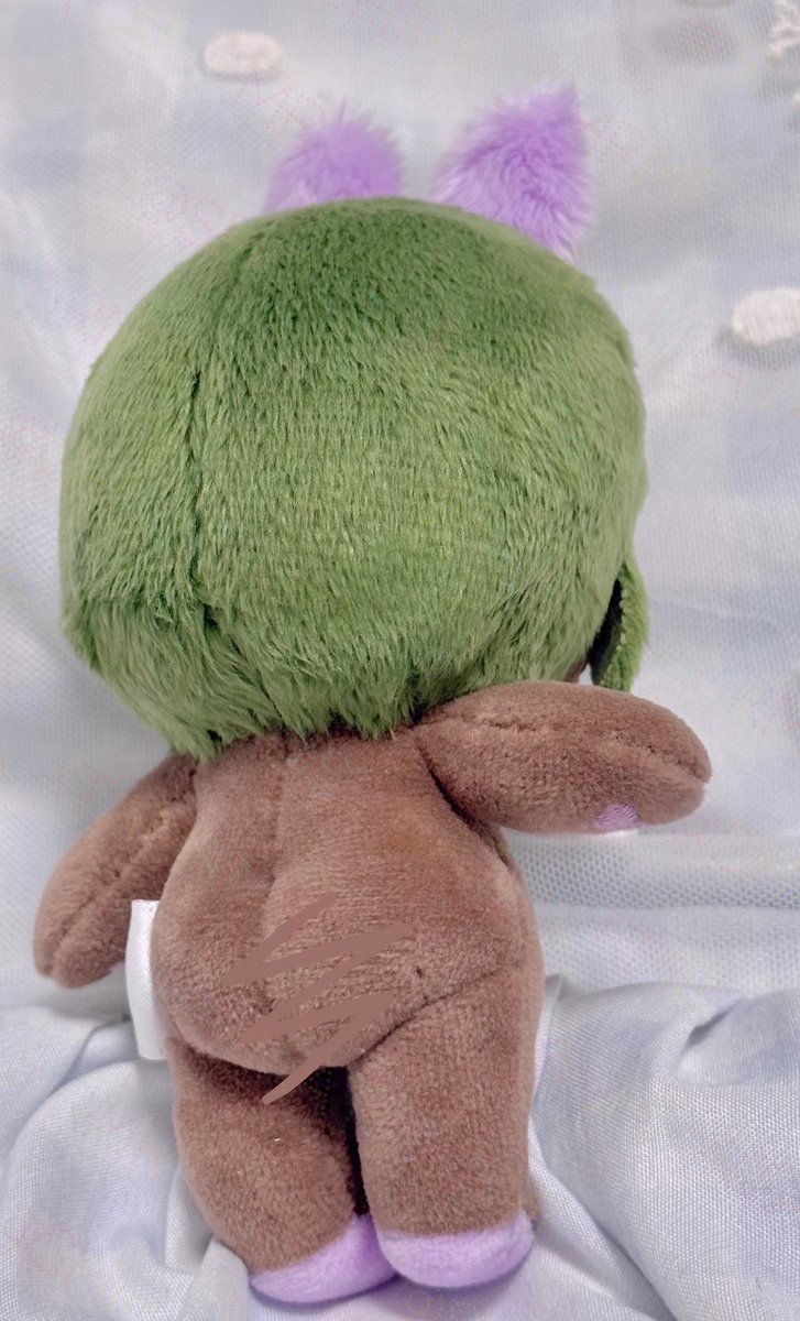 shiratamrmr's tweet image. 完成しました！マンドレイクの女の子です💜✨
魔法や錬金術でお馴染みの、毒を持つ植物です。人型に見えるとされる根をそのままぬいに落とし込みました。
耳は前から見ると繁った葉、後ろから見ると花に見える様になっています🐰
叫び声や幻覚を伴う毒にご注意を😈
#自作ぬい