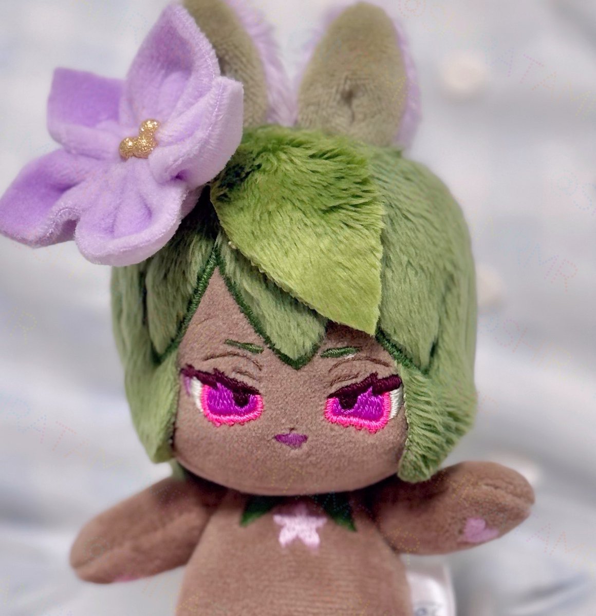 shiratamrmr's tweet image. 完成しました！マンドレイクの女の子です💜✨
魔法や錬金術でお馴染みの、毒を持つ植物です。人型に見えるとされる根をそのままぬいに落とし込みました。
耳は前から見ると繁った葉、後ろから見ると花に見える様になっています🐰
叫び声や幻覚を伴う毒にご注意を😈
#自作ぬい