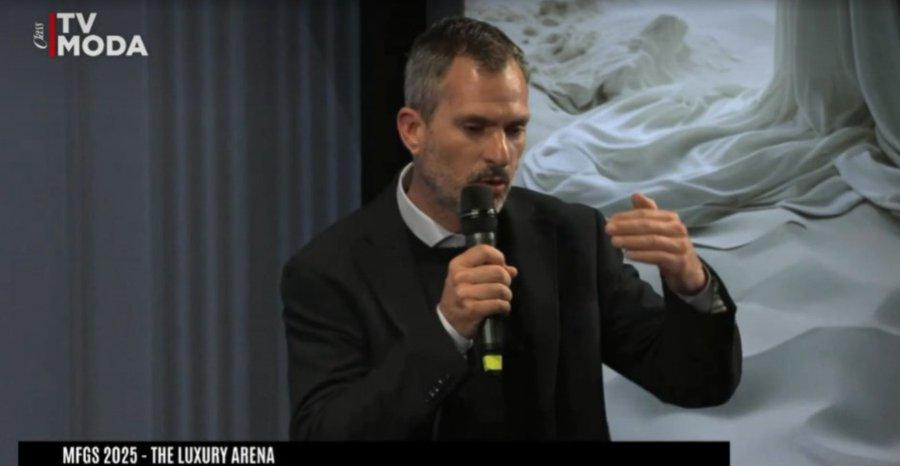 MilanoFinanza's tweet photo. Marco Silotto (CEO Olos): «Noi veniamo dal mondo tech e fintech, lavoriamo sia su frontend che backend. Da qui arriva Olos, la nostra struttura è molto sicura e permanente grazie alla nostra esperienza». Qui la diretta: https://t.co/hc348e3Zq0 #MFGS #Fashion https://t.co/eysAgeJ13M