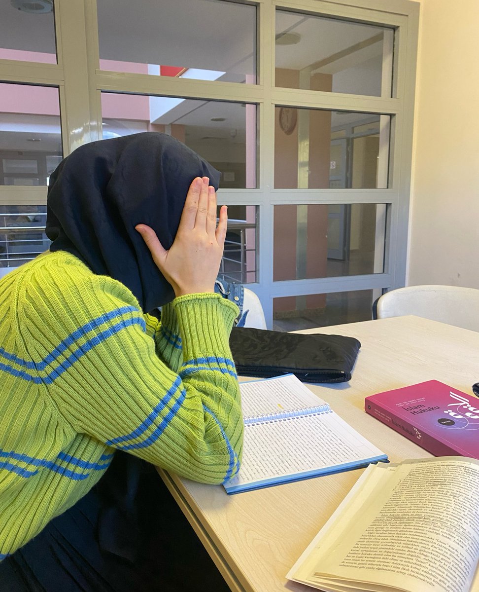 sumilerce's tweet photo. Anneniz ilahiyat okurken böyle görünüyordu çocuklar https://t.co/sCQxeGtyV2
